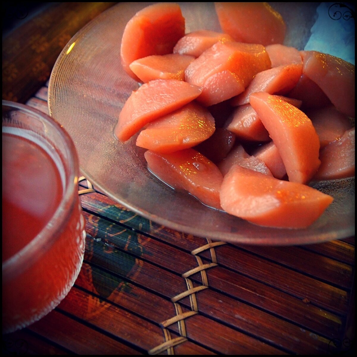 KABUKSUZ, KONSERVE VEYA HAŞLANMIŞ MEYVELER<br>Bazı taze meyveler yüksek lif içeriğine sahiptir ve bu nedenle sindirimi daha zor olabilir. Meyvelerdeki lifin büyük bir kısmı kabuklarında ve çekirdeklerinde bulunur. Örneğin, ahududu büyük çekirdekleri sayesinde yüksek lif içeriğine sahiptir.<br><br>Eğer mide veya bağırsak problemleri yaşıyorsanız, düşük lif içeren meyveleri tercih etmek sindirimi kolaylaştırabilir. Örneğin, olgun muz veya kavun mideyi daha az rahatsız eden meyvelerdendir. Elma ve armut gibi meyveleri tüketirken kabuklarını soymak da sindirim sürecini kolaylaştırabilir.<br><br>Ayrıca, yumuşak meyveler olan haşlanmış erik veya konserve şeftali gibi seçenekler de iyi bir alternatiftir. Ancak, konserve meyve alırken su içinde saklanmış olanları tercih etmek, şeker alımını azaltmak açısından önemlidir.