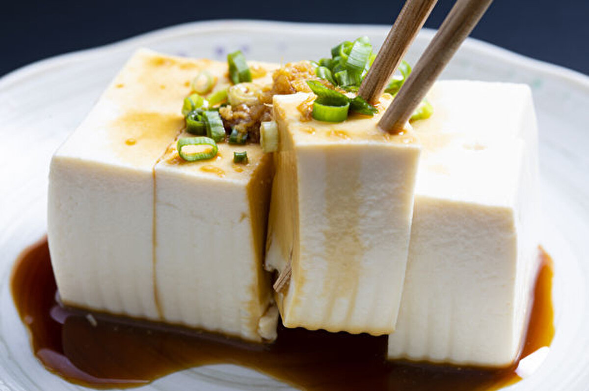 Hayvansal proteinler lif içermese de bazıları sert ve yağlı olduklarında sindirimi zor olabilir. Sindirimi kolay proteinler arasında düşük yağlı ve çiğnemesi kolay seçenekler bulunur. Örneğin, çırpılmış yumurta ve yağsız kıyma sindirim sistemi için daha hafif alternatiflerdir.<br><br>Bitkisel bazlı proteinlerden yumuşak fıstık ezmesi veya ipeksi tofu gibi seçenekler de iyi birer alternatiftir. Bu tür besinler, mide problemleri yaşadığınız dönemlerde ihtiyacınız olan proteini almanıza yardımcı olur.