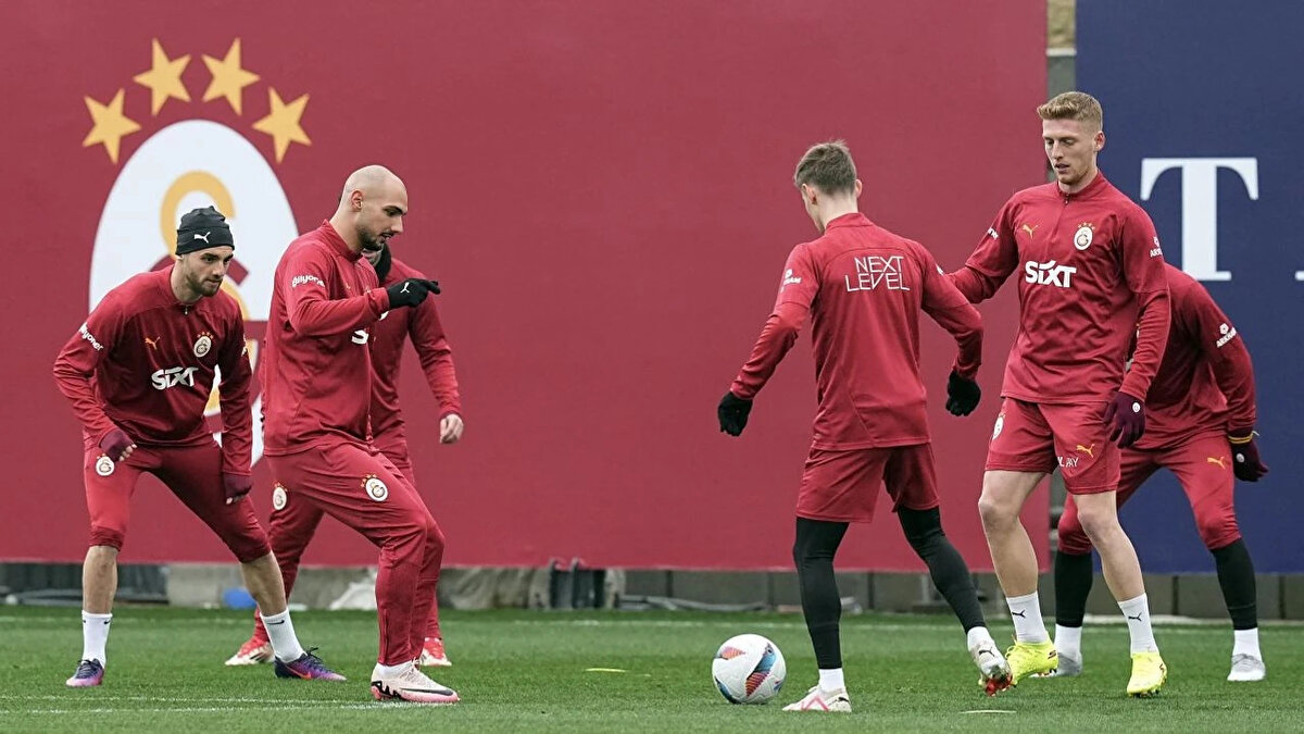 Öte yandan Galatasaray'ın derbiden zaferle çıkması durumunda başkan Dursun Özbek'in maç sonrası soyunma odasında bizzat prim açıklayacağı iddia edildi. <br>