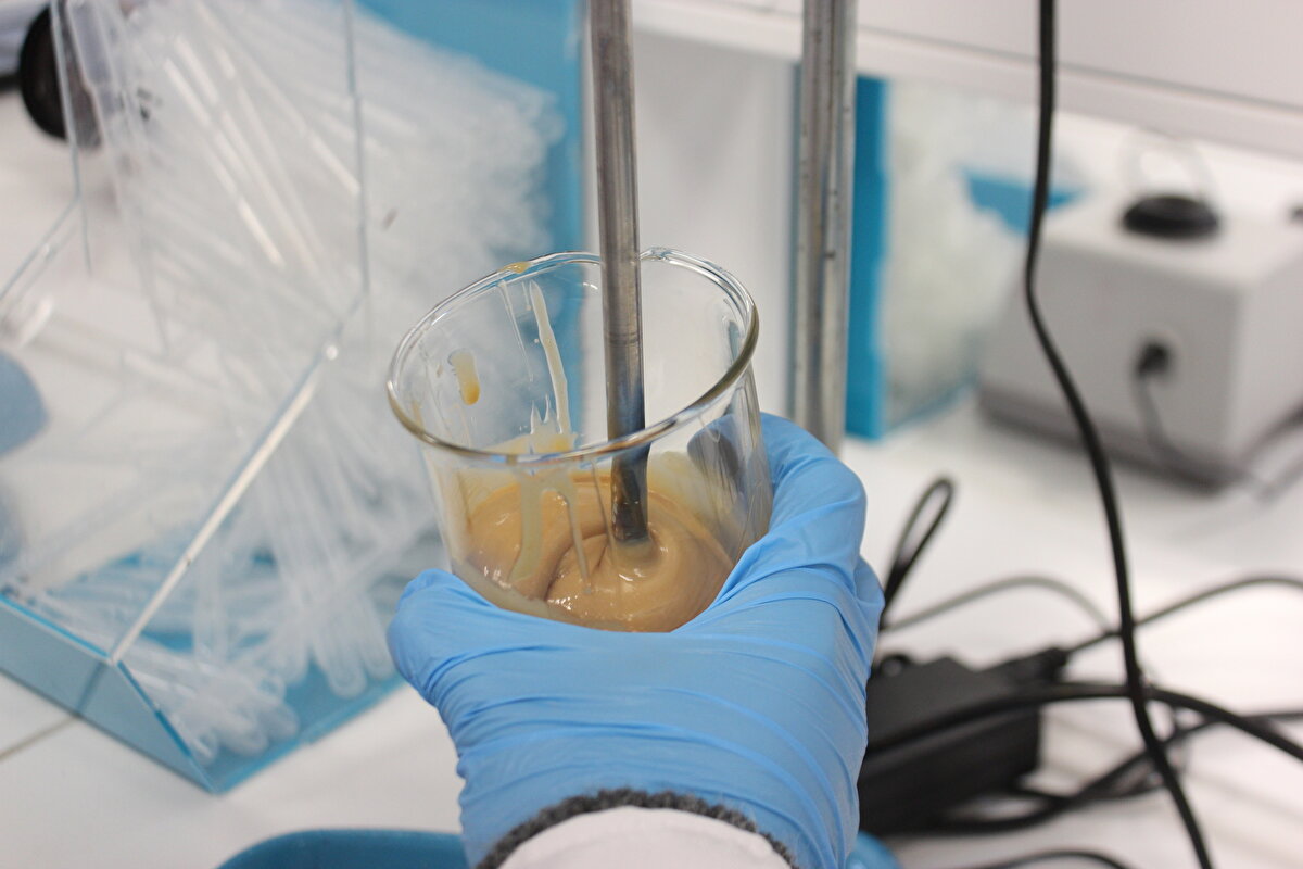 Bu alternatiflerden birini, meyve suyu üretiminden çıkan atık nar kabuklarının kullanımına dayalı projesiyle hayata geçiren İTÜ ARI Teknokent bünyesindeki Yugen firmasının kurucusu Tüysüzoğlu, AA muhabirinin sorularını yanıtladı.