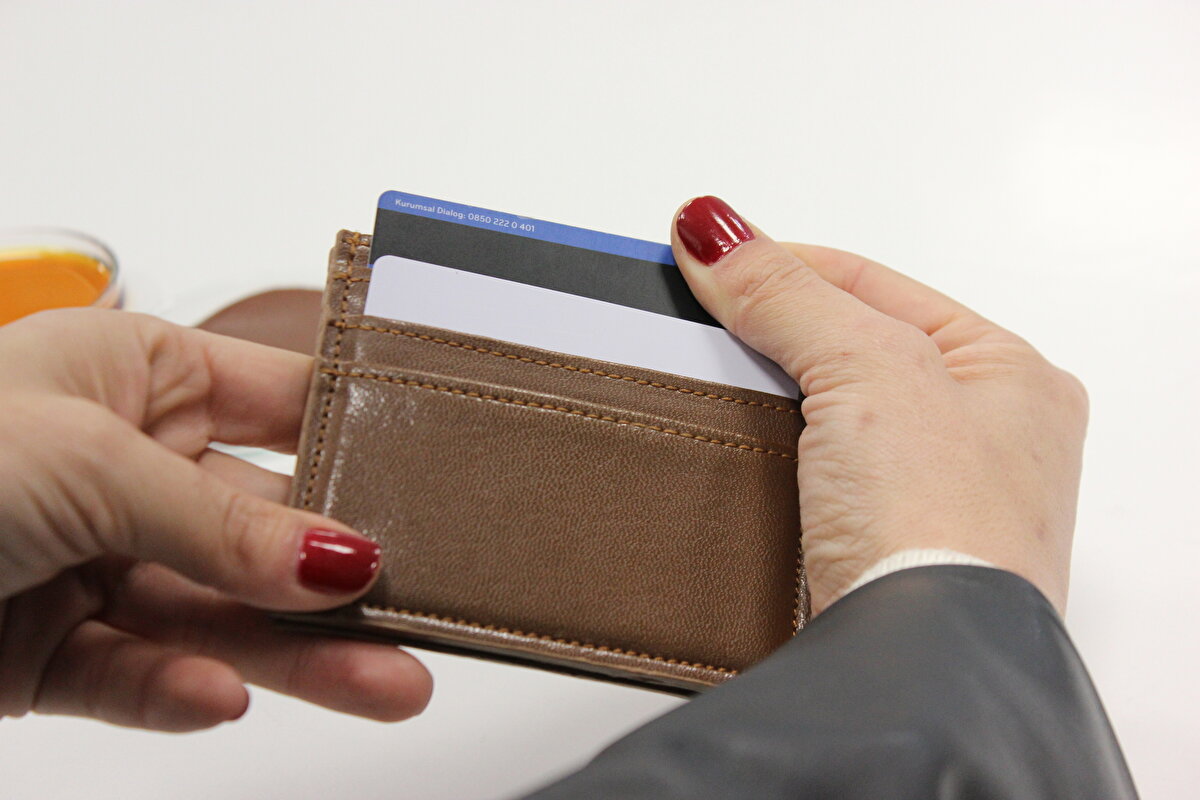 "Tüketiciler etik bir tercih yaparken zevklerinden ödün vermesin"<br><br>Nar kabuğundan geliştirdikleri derinin maliyetinin hayvansal derinin üçte bir ila dörtte biri fiyatında fakat suni derinin maliyetinin biraz daha üzerinde olduğunu belirten Tüysüzoğlu, yapılan testlerde derinin dayanıklılığı ve performansıyla ilgili de olumlu sonuçlar elde ettiklerini bildirdi.