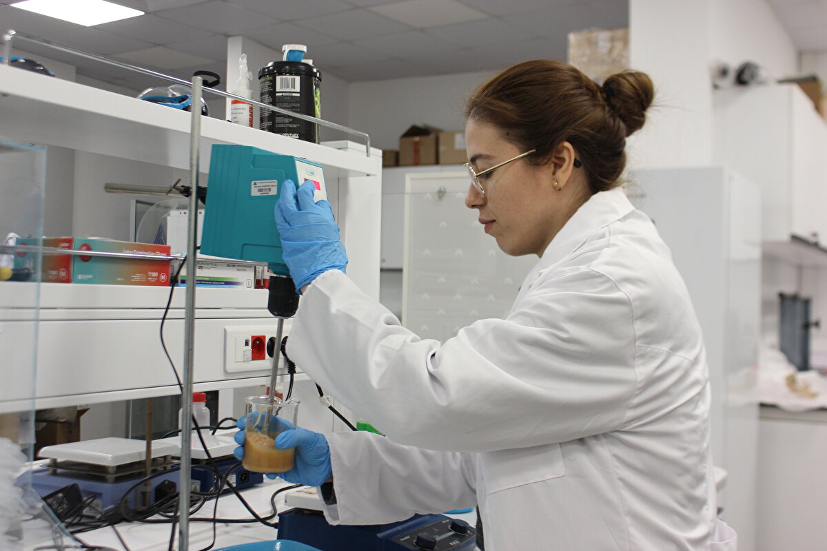 Sanayi bölgelerinden gelen tarımsal nar kabuğu atıklarını kullanan bir tedarik zinciri tasarladıklarını anlatan Tüysüzoğlu, kabukların her adımda ekolojik hassasiyetlerle tasarlanmış süreçlerle kullanıma hazır ham maddelere dönüştürüldüğünü aktardı.<br><br>Tüysüzoğlu, geliştirdikleri vegan derinin hayvansal ve suni derinin kullanılabildiği giyim, çanta, ayakkabı, mobilya, aksesuar ve otomotiv içi kaplamaları gibi alanlarda kullanılabildiğini belirtti.