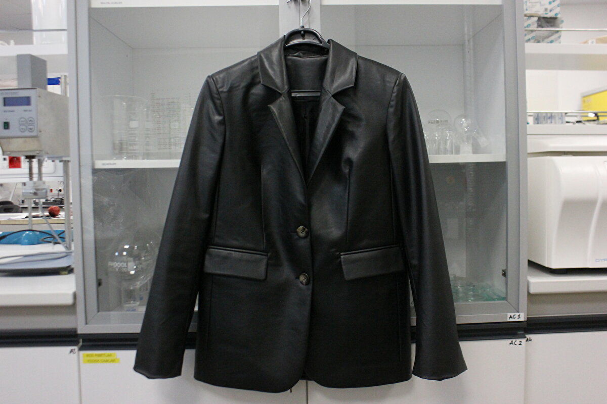 Tüysüzoğlu, şöyle devam etti:<br><br>"Burada yapmaya çalıştığımız şey aslında, tüketicilerin etik bir tercih yaparken kendi zevklerinden ödün vermek zorunda kalmamalarını sağlamak. Çünkü ben senelerce etik alışveriş yapmaya çalışırken hem üstüne 3 kat fazla para verip hem de aslında çok belli skalalarda kalıp kendimden de tercihlerimden de ödün vererek aslında o etik opsiyona yönelmek zorunda kalmıştım."<br><br>AR-GE çalışmalarını Yeditepe Üniversitesi Mühendislik Fakültesi Malzeme Bilimi ve Nanoteknoloji Mühendisliği Bölümü Dr. Öğretim Üyesi Nebahat Aral danışmanlığında gerçekleştiklerini anlatan Tüysüzoğlu, her renk ürün üretebildiklerine ve nar kabuklarıyla ürettikleri deri alternatifinin görünüş ve doku açısından suni veya hayvansal deriye çok benzediğine değindi.<br><br>Tüysüzoğlu, bundan sonraki hedeflerinin malzemeyi yüzde 100 biyobozunur hale dönüştürmek ve farklı ham maddeler kullanarak yeni üretimler gerçekleştirmek olduğunu kaydetti.