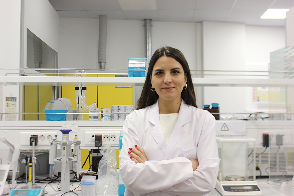 Tüysüzoğlu, hayvansal derinin çevresel etkilerinin çok fazla olduğunu, bu üretimin verdiği zarar nedeniyle alternatif geliştirme düşüncesi sonucunda projenin ortaya çıktığını söyledi.<br><br>Türkiye'de üretim sonrası meydana gelen nar kabuğu atık miktarının yıllık 50 bin tona yakın olduğu bilgisini veren Tüysüzoğlu, şöyle devam etti:<br><br>"Atık, atık olarak kaldığı ve imha edildiği zaman, bu potansiyel biyokütlelere yapılabilecek en kötü şey çünkü atık olarak sınıflandırdıklarımız çok kıymetli malzemeler. Her birinin farklı potansiyelleri, dönüşebileceği farklı alanlar var. Bu imha edildiği zaman, biri yakacak olduğu zaman havaya tekrar karbon emisyonu olarak gidiyor ya da araziye gömülüp toprağa bırakıldığı zaman oradaki biyoçeşitliliği etkileyebiliyor. Dolayısıyla biz bunu ileri dönüştürerek çok daha katma değerli bir ürün haline getirebiliyoruz."