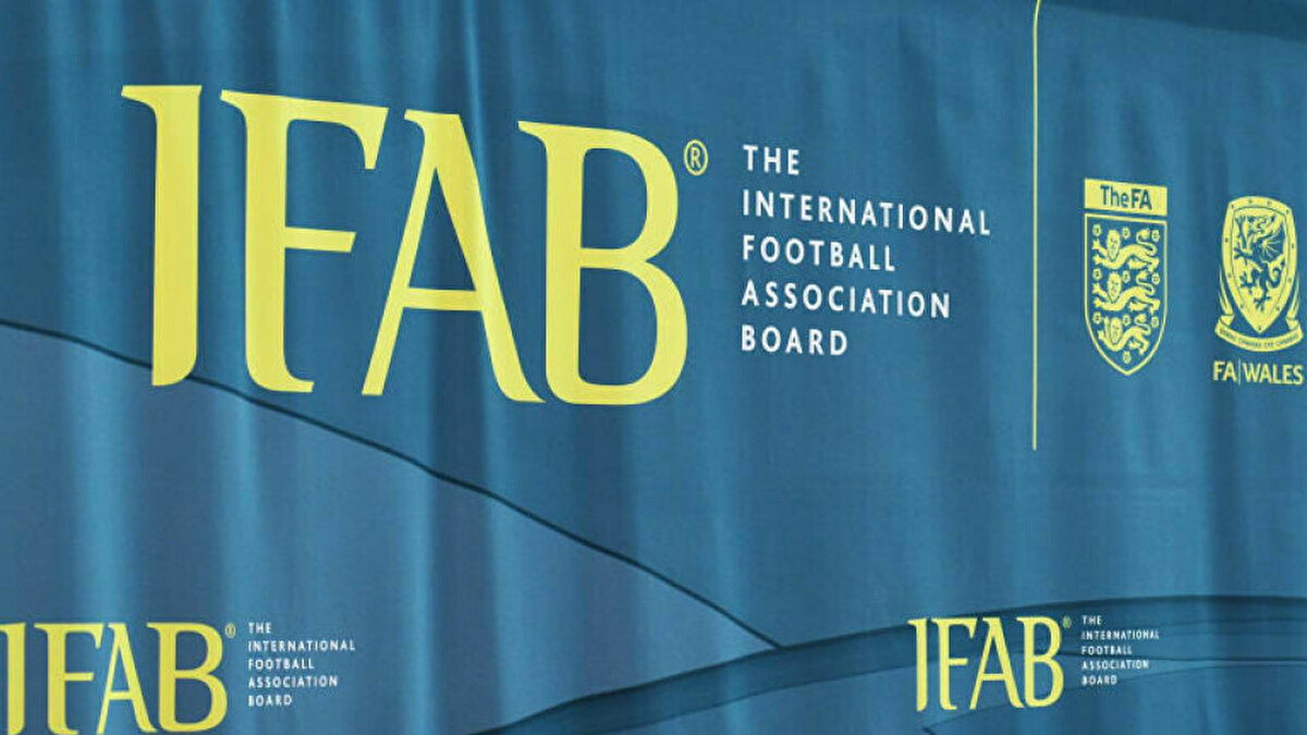 IFAB'ın sitesinden yayınlanan kitapçığa göre, artık bir kaleci topu elinde en fazla 8 saniye tutabilecek. Kaleci topu 8 saniyeden fazla tuttuğu takdirde, bir yandan görsel olarak 5 saniyelik bir geri sayım yapacak hakem, süre aşımında rakip takıma köşe vuruşu verecek.