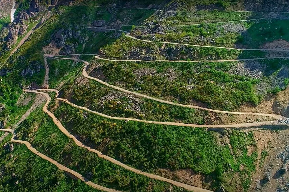 1) Derebaşı virajları (Bayburt - Trabzon)<br><br>Bu yol, aynı zamanda dünyanın da en tehlikeli yolu.