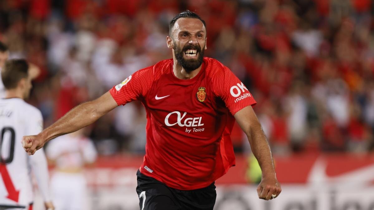 BU SEZONKİ PERFORMANSI<br><br>Vedat Muriqi, bu sezon Mallorca formasıyla şu ana kadar 25 resmi maça çıktı ve bu karşılaşmaların 20'sinde ilk 11'de yer aldı. Toplam 1827 dakika sahada kalan 30 yaşındaki Kosovalı golcü oyuncu, 7 gol ve 2 asistle takımına katkıda bulundu.