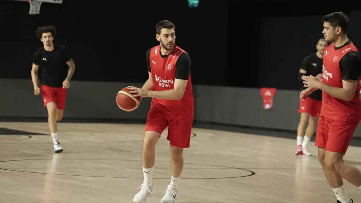 Kura çekimine 4. torbadan giren ay-yıldızlı ekip, A Grubu'nda ev sahibi ülke Letonya'nın yanı sıra Estonya, Portekiz, Çekya ve Sırbistan ile eşleşti. <br>2025 Avrupa Şampiyonası 27 Ağustos-14 Eylül tarihlerinde Letonya, Finlandiya, Kıbrıs Rum Kesimi ve Polonya'nın ev sahipliğinde düzenlenecek.