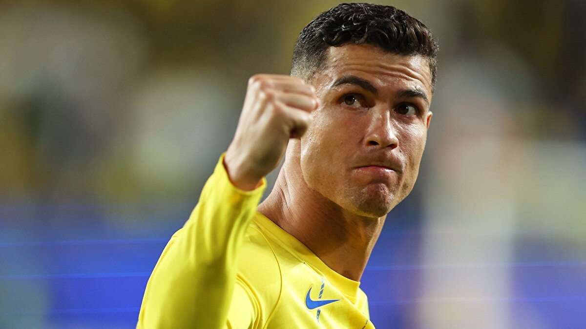 <br>Sadece birkaç aylık sözleşme imzalayabilir<br><br>Al Nassr ile kariyerine devam etmesine kesin gözüyle bakılan Cristiano Ronaldo'nun sadece Kulüpler Dünya Kupası için Inter Miami ile 1-2 ayı kapsayan kısa süreli bir sözleşme imzalayabileceği öne sürüldü.<br><br>Bu senaryonun gerçekleşmesi durumunda dünya futbol tarihine damga vuran 2 efsane futbolcu Cristiano Ronaldo ile Lionel Messi, ilk kez aynı takımda forma giymiş olacak.