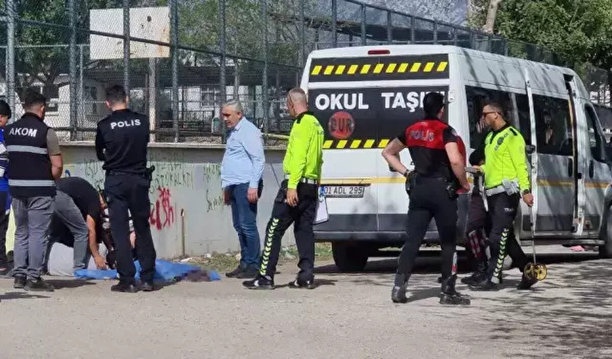 ARKADAŞINI ŞAKA AMAÇLI İTEKLEDİ<br>Kaza, ilçeye bağlı Çanaklı Mahallesi Andaç Sokak'ta bulunan Şehit Ziya Özkozanoğlu Ortaokulu yanında meydana geldi. İddiaya göre, okuldan çıkıp eve doğru giden 5. sınıf öğrencisi 11 yaşındaki Gazel Alsheıkm'i yanındaki bir arkadaşı şaka amaçlı itekledi.