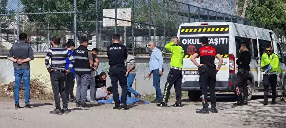 SERVİS MİNİBÜSÜ KÜÇÜK KIZI HAYATTAN KOPARDI<br>Gazel'e, okuldan hareket eden A.B. (44) idaresindeki 01 ADL 295 plakası öğrenci servis minibüsü çarptı. Haber verilmesi üzerine olay yerine polis ve sağlık ekipleri sevk edildi. Sağlık ekipleri küçük kızın hayatını kaybettiğini belirledi. Olay yerinde polis ekipleri görgü tanıklarının ifadesine başvururken, servis minibüsü sürücüsünü de gözaltına aldı.