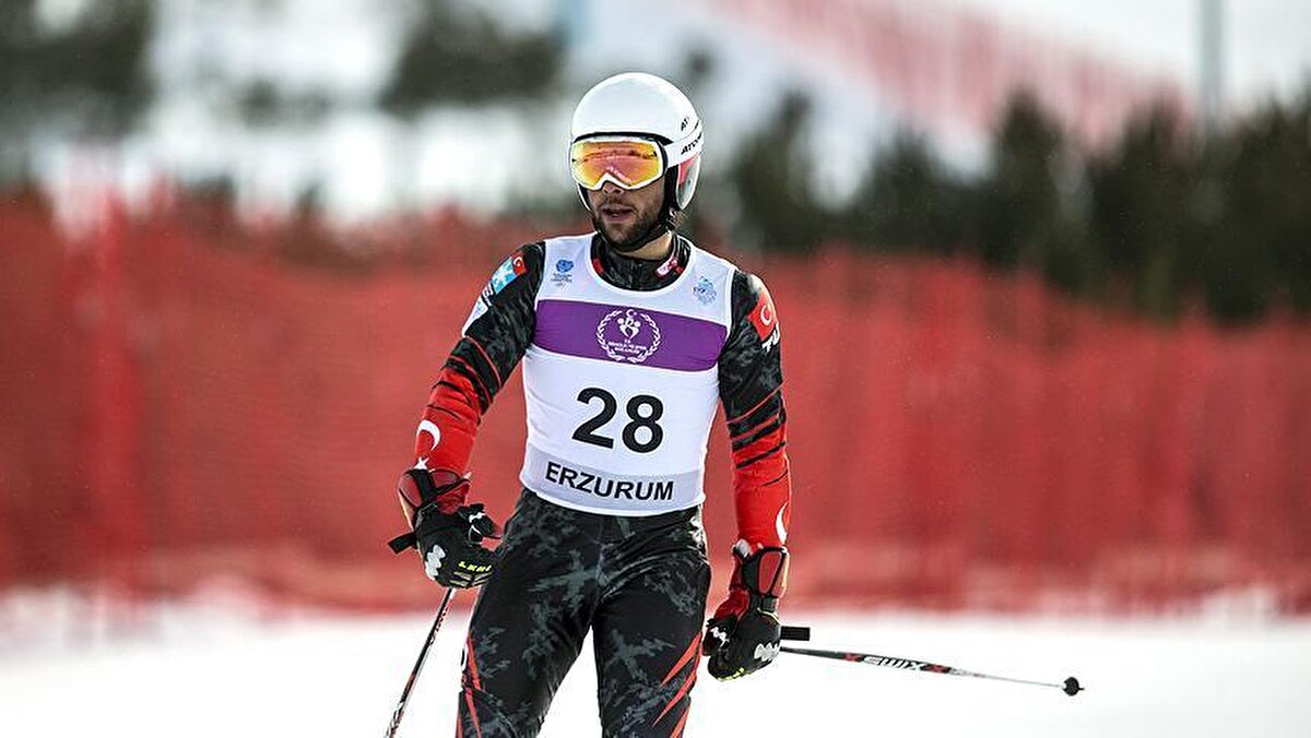 Henüz iki buçuk yaşındayken kayağa başlayan Usta, 2017’de Erzurum’da düzenlenen Avrupa Gençlik Olimpik Kış Festivali’nde büyük slalom kategorisinde yarışarak 21. sırada yer aldı. 