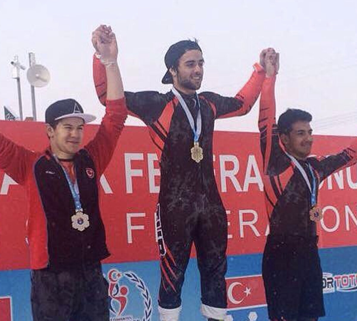 İstanbul Bilgi Üniversitesi Uluslararası Ticaret ve İşletmecilik bölümünde eğitimine devam eden genç sporcu, Bursa Uludağ’da meydana gelen otel yangınında hayatını kaybetti.