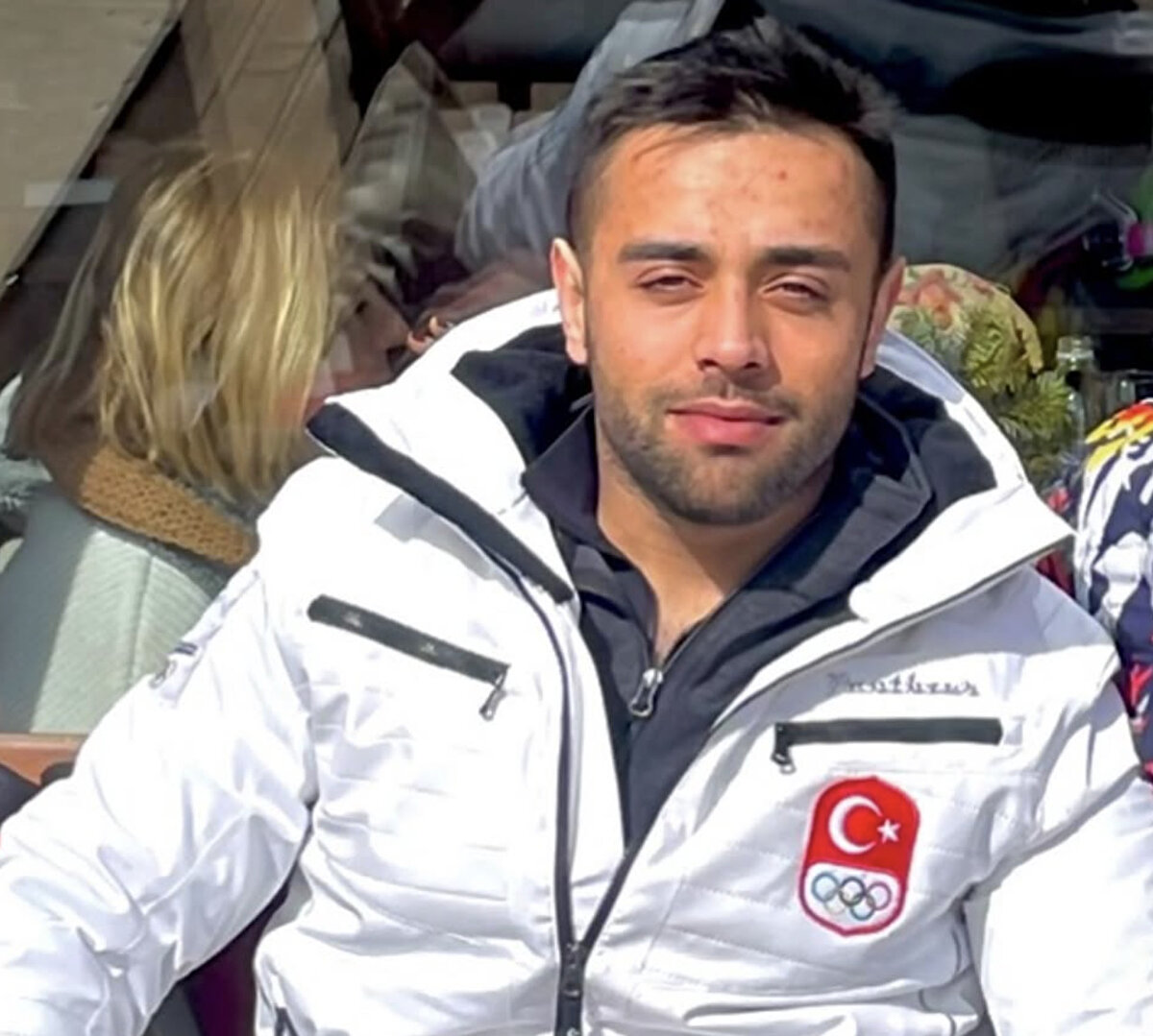 Kayak sporuna küçük yaşlarda ilgi duymaya başladı. 