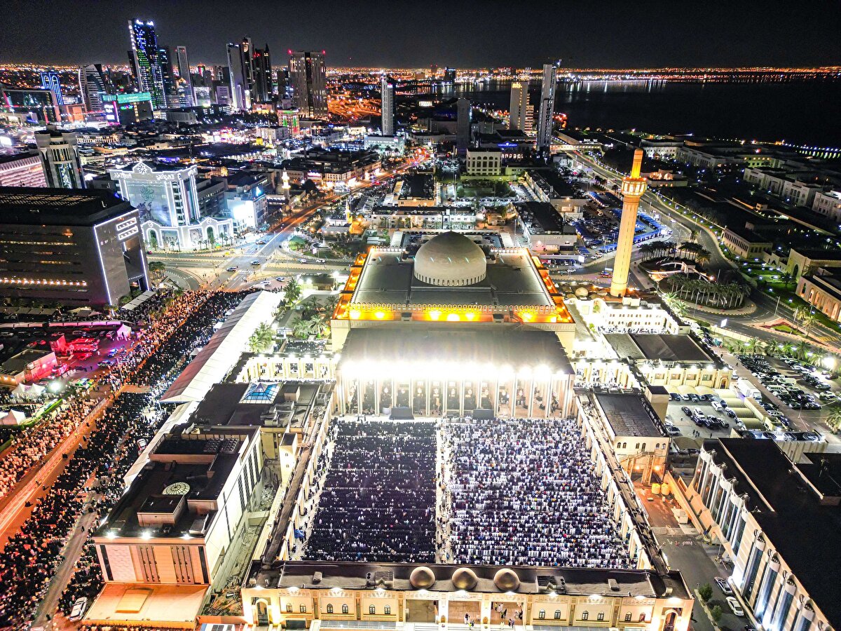 Kuveyt’te başkent Kuveyt şehrindeki Ulu Camii'ne gelen Müslümanlar, namaz kılıp dua etti.