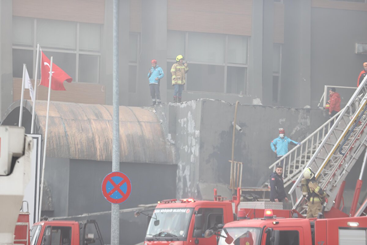 İtfaiye Daire Başkanlığının 25 araç ve 60 personelle müdahale ettiği, jandarma ve AFAD birimleriyle koordineli şekilde yürütülen çalışmalar sonucunda yangının kontrol altına alındı