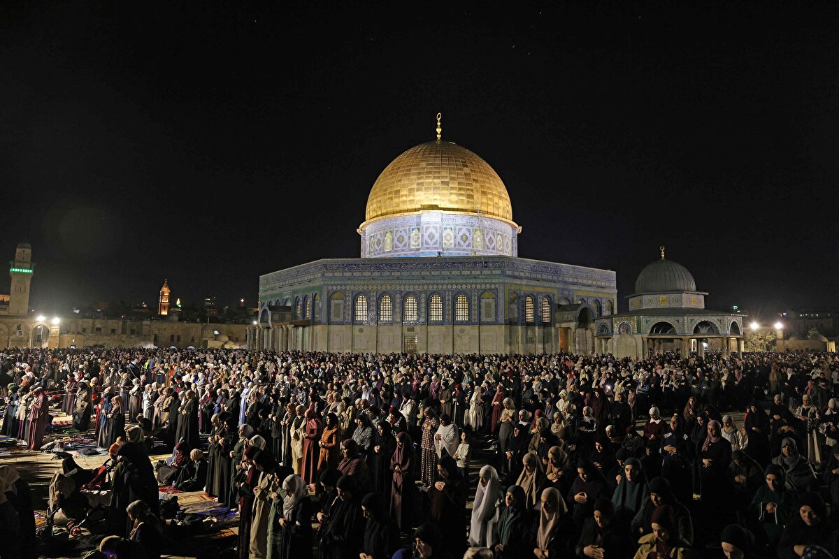 İsrail polisi, Mescid-i Aksâ'ya açılan yolları trafiğe kapattı. Filistinliler İsrail'in Eski Şehir çevresinde kurduğu kontrol noktalarından geçerek Mescid-i Aksâ'ya ulaştı.