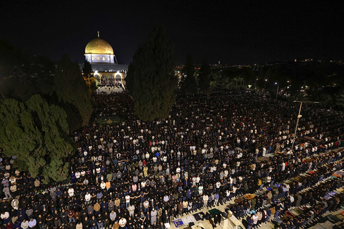 İsrail'in kısıtlamalarına rağmen, yaklaşık 180 bin kişi Ramazan ayının 27'nci gecesinde Mescid-i Aksâ'da saf tuttu.