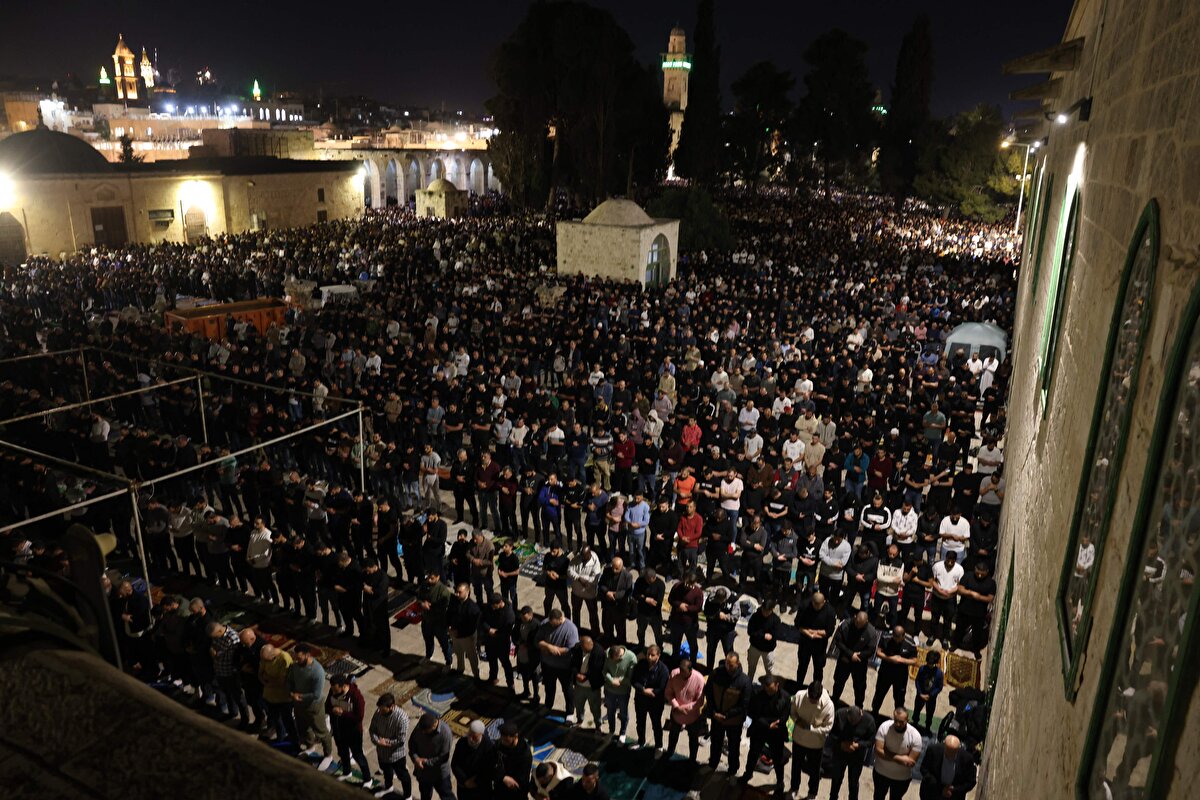 İsrail içindeki Filistinliler Kadir Gecesi'ni Mescid-i Aksâ'da idrak etmek için otobüslerle Doğu Kudüs'e gelirken, iftar saatine doğru Müslümanlar mescidin avlusunu doldurmaya başladı. 