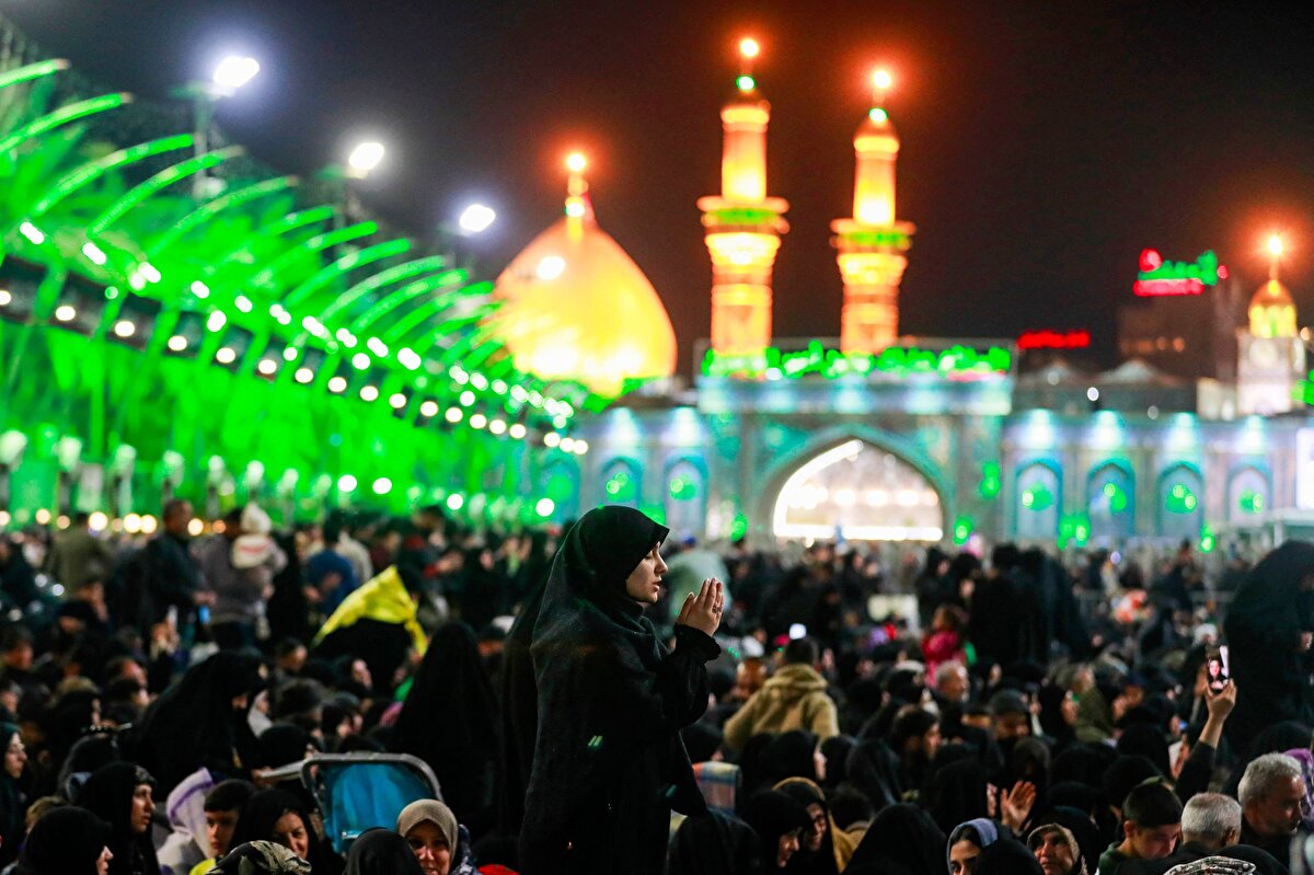 Iraklı Müslümanlar, ülkenin merkezindeki Kerbela şehrinde İmam Abbas ve İmam Hüseyin'in Türbelerine akın etti.