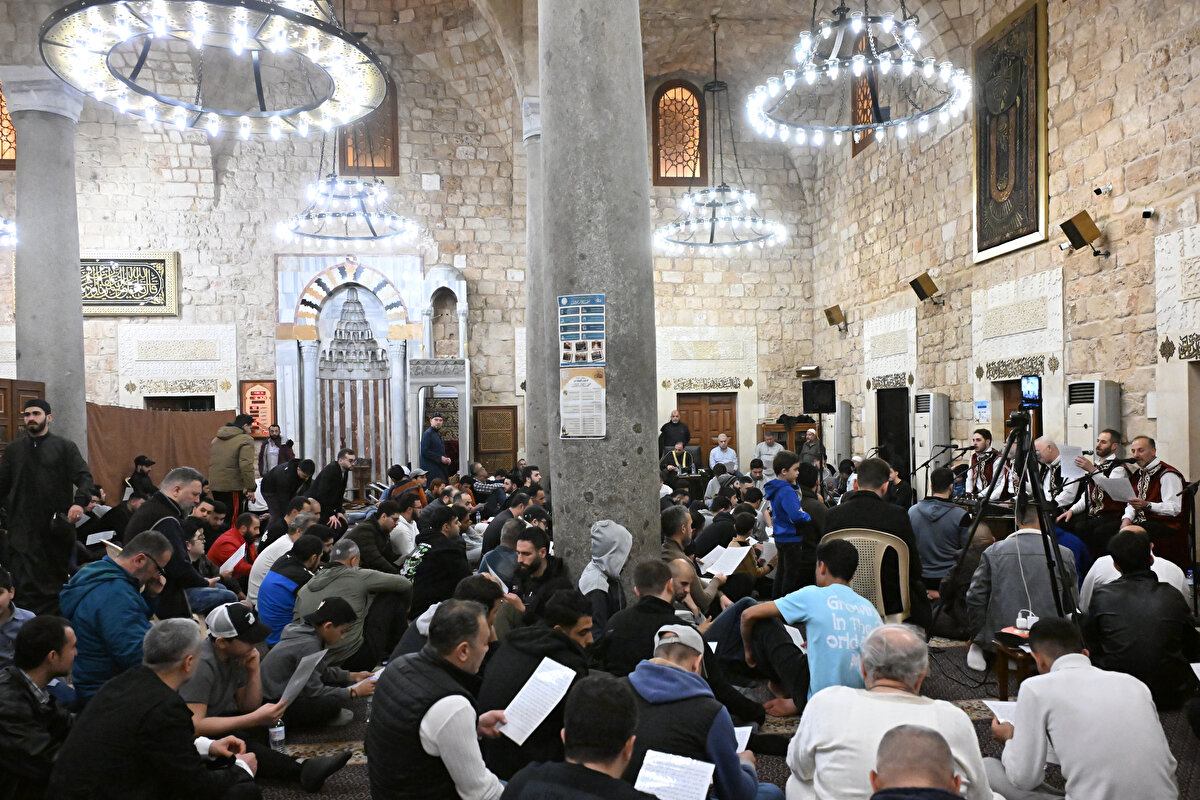 Lübnanlı Müslümanlar, başkent Beyrut'ta Ramazan ayının 27. gecesi olan Kadir Gecesi'ni idrak etmek üzere Emir Mansur Asaf Camii ve Muhammed el-Emin Camii'nde toplandı.
