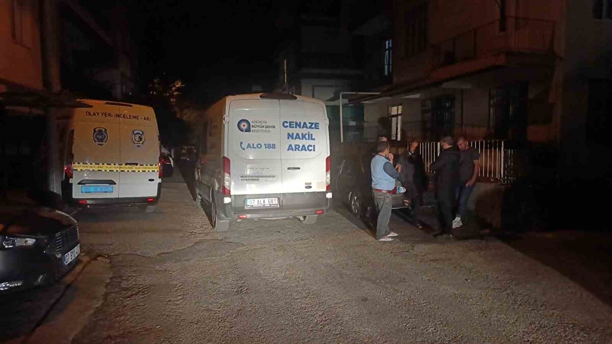 Manavgat ilçesi Aşağı Hisar Mahallesi’nde meydana gelen olayda 4526 Sokak’ta bulunan evinde tek başına yaşayan Bahadır Yılmaz’dan (51) yaklaşık 10 gündür haber alamayan komşularının haber vermesi üzerine eve gelen ev sahibi, kapıyı çalmasına ve telefonla aramasına rağmen cevap alamayınca 112 Acil Çağrı Merkezini arayarak ihbarda bulundu. Olay yerine Manavgat Emniyet Müdürlüğü, 112 Sağlık ve Antalya Büyükşehir Belediyesi İtfaiyesi Manavgat Birimine bağlı ekipler sevk edildi.