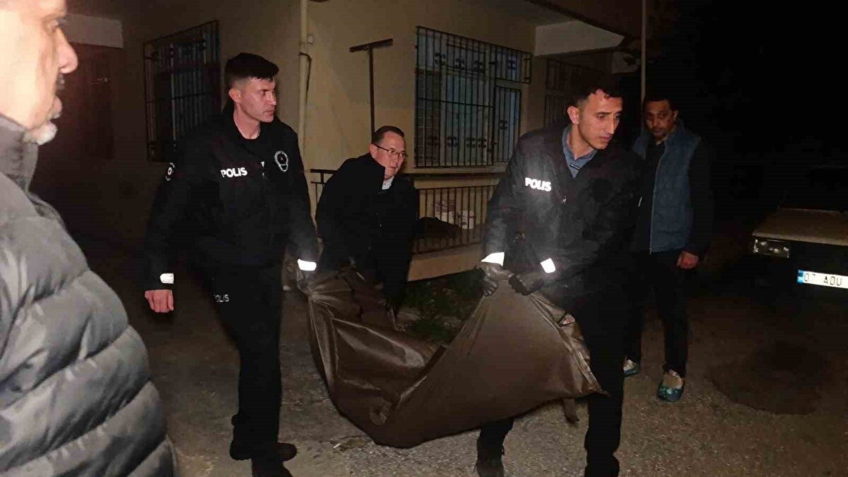 2 ayda 3 cenaze çıktı<br>Öte yandan Bahadır Yılmaz’ın komşuları aynı daireden 2 ay içerisinde 3 kişinin hayatını kaybettiğini belirtti. Bahadır Yılmaz’ın 1 Şubat’ta annesi kaybettiği, 16 Mart tarihinde ise polis emeklisi olan babasının aynı evde ölü bulunduğu öğrenildi. Savcılık ve Olay Yeri İnceleme ekibinin çalışmasının ardından Bahadır Yılmaz’ın cenazesi kesin ölüm nedeninin belirlenmesi için Antalya Adli Tıp Kurumuna gönderildi.