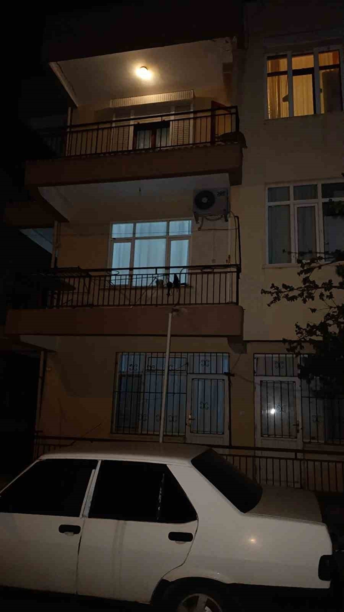 İkamete gelen Manavgat Emniyet Müdürlüğü Olay Yeri İnceleme Büro Amirliği ekipleri, Bahadır Yılmaz’ın elinde ve vücudunun üzerinde bulunan elektrik kablosu ile yanında elektrikli battaniye bulunduğu öğrenildi. Yılmaz’ın elektrikli battaniyeyi fişe takmak isterken elektrik çarpması sonucunda yaşamını yitirmiş olabileceği değerlendiriliyor.