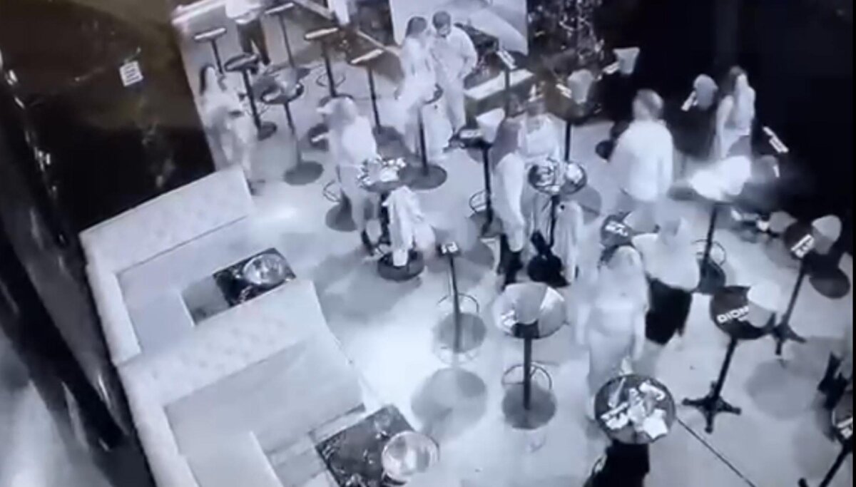 İddiaya göre taksi şöförü kadın turistin kredi kartını zorla alarak 7 kez toplamda 58 bin 275 lira para çekti. Yaşananlar güvenlik kamerasına saniye saniye yansıdı.