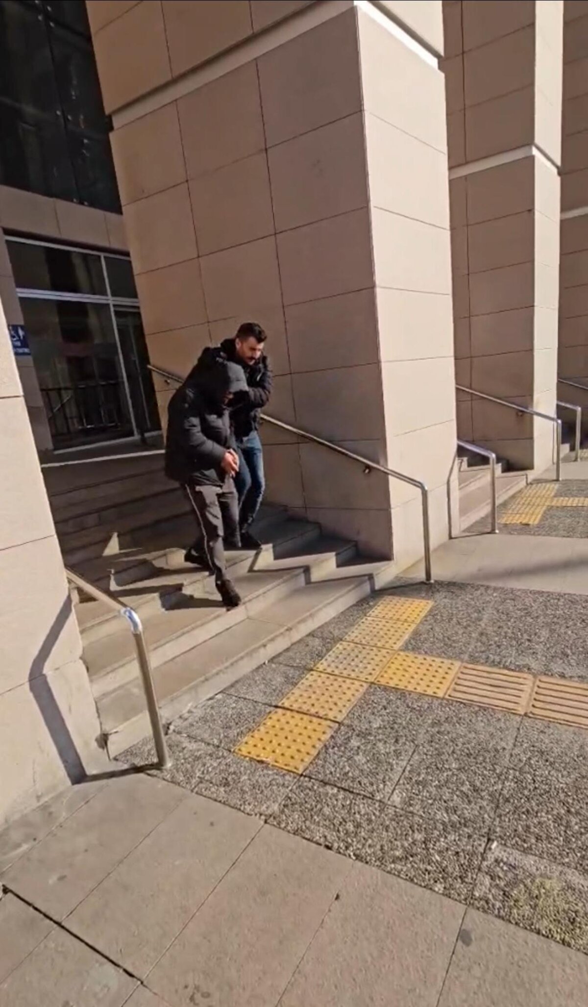 Emniyete götürülen Salih E. ifadesinde Çinli kadın turistle yemek yiyip otele geldiklerini ve taksi ücreti dahil olmak üzere tüm masrafların parası olarak ödeme aldığını söyledi. Poliste 26 suç kaydı olduğu ortaya çıkan Salih E. adliyeye sevk edildi. Salih E. çıkarıldığı mahkemece 'Gasp' suçundan tutuklandı.