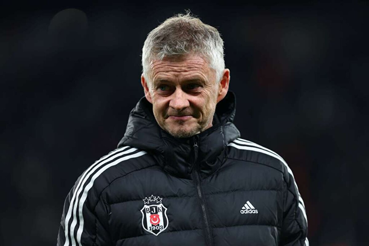 SOLSKJAER MİLLİ TAKIMA GEÇEBİLİR<br>Norveç Milli Takımı teknik direktörü Stale Solbakken'in sözleşmesi bitince takımdan ayrılması muhtemel. Bu sözleşme, Norveç'in 2026 Dünya Kupası Elemeleri'ni geçtiği takdirde en geç Dünya Kupası'ndan sonra bitecek. Solskjaer'in Beşiktaş ile sözleşmesi de 2025-2026 sezonu sonunda bitecek.