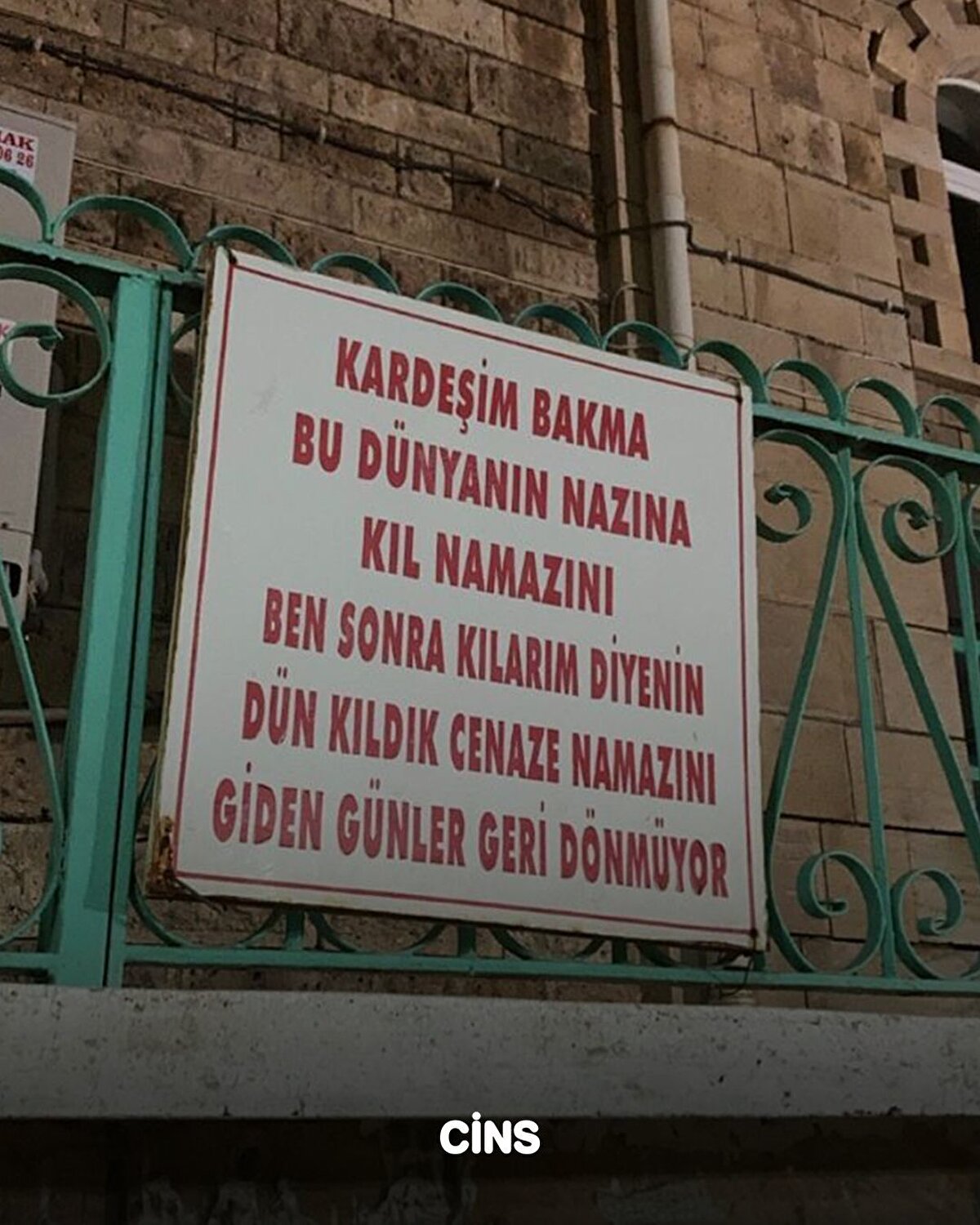 Kardeşim bakma bu dünya nazına kıl namazını ben sonra kılarım diyenin dün kıldık cenaze namazını giden gümler geri dönmüyor
