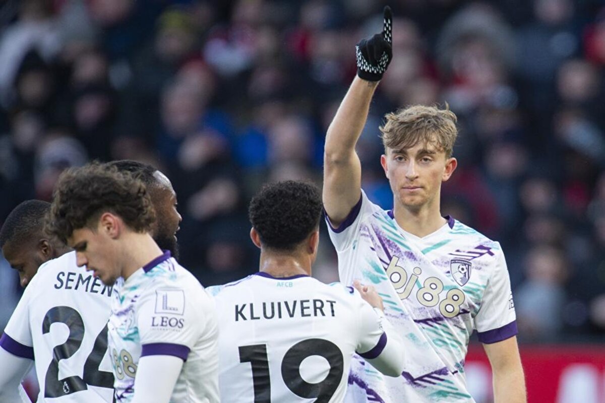 Blues da onu takip ediyor ancak Cherries'in takımının onu 55 milyon sterlinlik (71 milyon dolar) serbest kalma maddesinin altında satmaya pek de istekli olmayacağı aktarılıyor.<br>