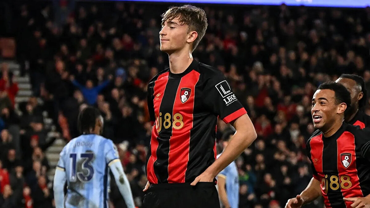 Cadena SER, Madrid'in geçen hafta İspanya'daki ilk maçına çıkan ve Bournemouth için Premier Lig'deki ilk sezonunda etkileyici bir performans gösteren Dean Huijsen ilgi duyduğunu bildirdi.