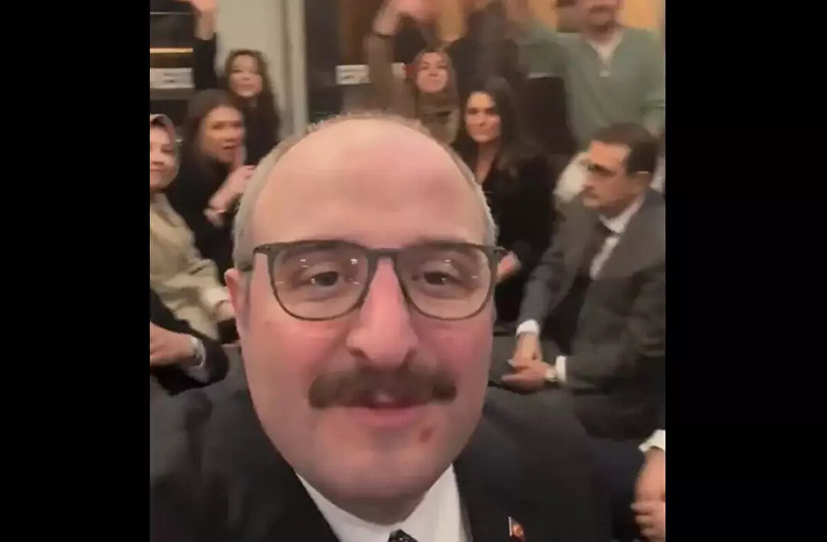 BOYKOT ÇAĞRISINDAN SONRA MARKAYA DESTEK VERMİŞTİ<br>İmamoğlu'nun tutuklanmasının ardından CHP lideri Özgür Özel bazı markalara için boykot çağrısında bulunmuştu. Bu markalar içinde Espressolab da bulunurken, AK Parti Milletvekili Mustafa Varank, Espressolab'a destekte bulunmuş ve video çekerek paylaşmıştı.