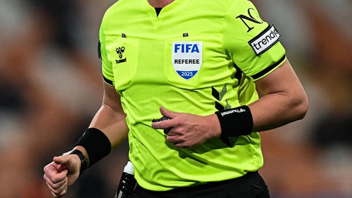 Beşiktaş, Galatasaray derbisi için dünyaca ünlü eski hakemi Tüpraş Stadyumu'na getirecek. Hakem, mücadeleyi Beşiktaş Başkanı Serdal Adalı ile izleyecek ve Beşiktaş'ın sosyal medya hesabından derbideki pozisyonları değerlendirecek.