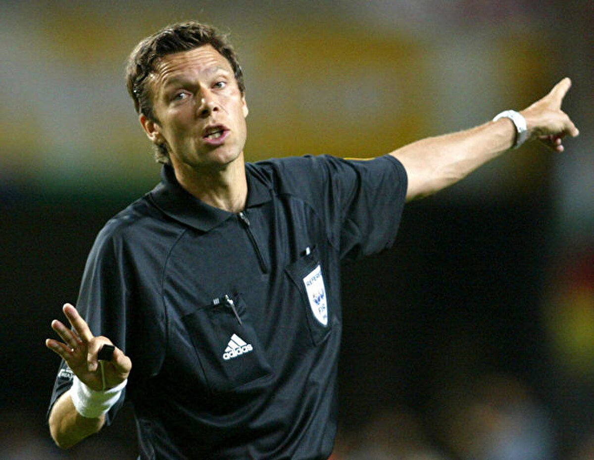 İsviçreli eski hakem, kariyerinde 42 kez UEFA Şampiyonlar Ligi'nde düdük çalarken kariyerini 2004 yılında sonlandırmıştı.