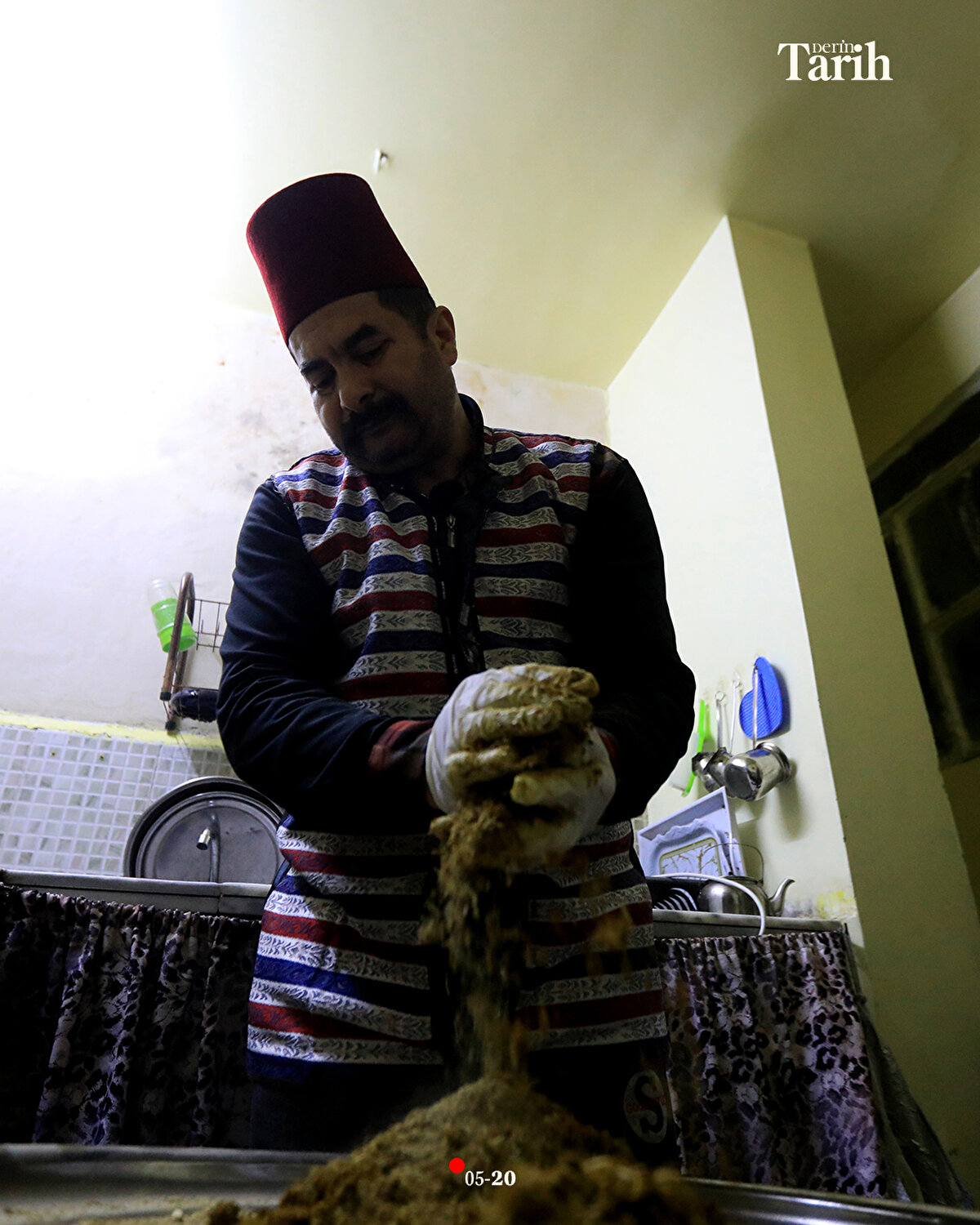 Ebu Muhammed, çarşıda sadece şerbetiyle değil söyledikleri şarkılarla da dikkatleri üzerine çekiyor.