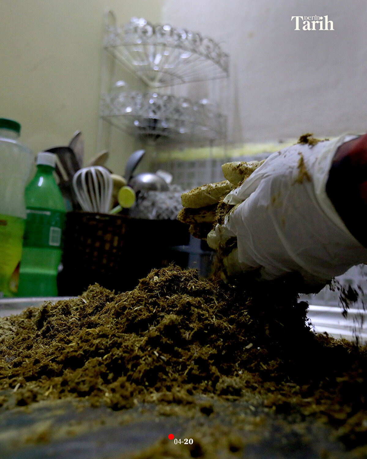 Evinde hazırladığı şerbetlerin bir kısmını, iftar öncesi tezgahında satan ya da dükkanlara dağıtan Ebu Muhammed, iftar sonrasında da başındaki fesi, geleneksel kıyafeti ve sırtındaki 16 litrelik tulumbasıyla Hamidiye Çarşısı'nın yolunu tutuyor.