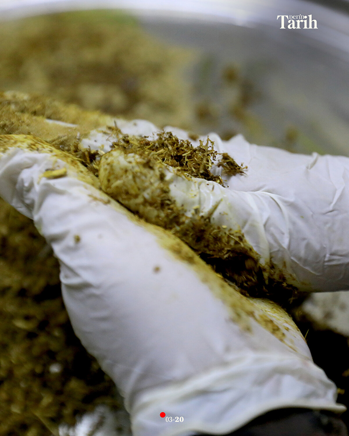 48 yaşındaki Ebu Muhammed, babasından miras kalan şerbetçiliği, 28 yıldır sevgi ve özenle sürdürüyor.