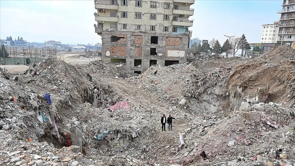 Tevfik Tepebaşı da suçsuz olduğunu, Ebrar Sitesi H Blok'un yapım süreciyle veya müteahhitliği ile alakalı herhangi bir ilgisinin bulunmadığını savundu.<br><br>Tutuksuz sanıklar N.K. ile H.N. de mahkemeden beraat talebinde bulundu.<br><br>Sanık N.K. "Ben H Blok'un sıvacısıydım, beraatimi talep ediyorum." dedi. Sanık H.N. ise "Ben de kapıcıydım, sigorta yaptırmak için okumadan bazı belgelere imza attım. Beraatimi istiyorum." şeklinde savunma yaptı.