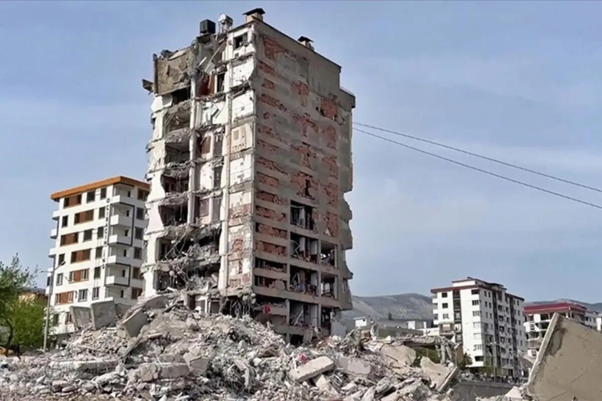 Öz, "Binayla ilgili benim bir ilgim yok, toplantılara katılmadım, hiçbir yerde imzam da yoktur bu nedenle beraatimi talep ediyorum." dedi.