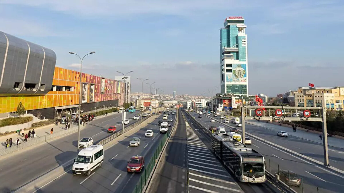 Ankara istikametinde ise Beylikdüzü'nden başlayan trafik yoğunluğu 15 Temmuz Şehitler Köprüsü girişine kadar uzanıyor.<br><br>TEM Otoyolu'nda Esenyurt ve Esenler arasında her iki yönde de yoğunluk gözleniyor.<br><br>Kağıthane'den Fatih Sultan Mehmet Köprüsü'ne kadar araçlar ilerlemekte güçlük çekiyor.