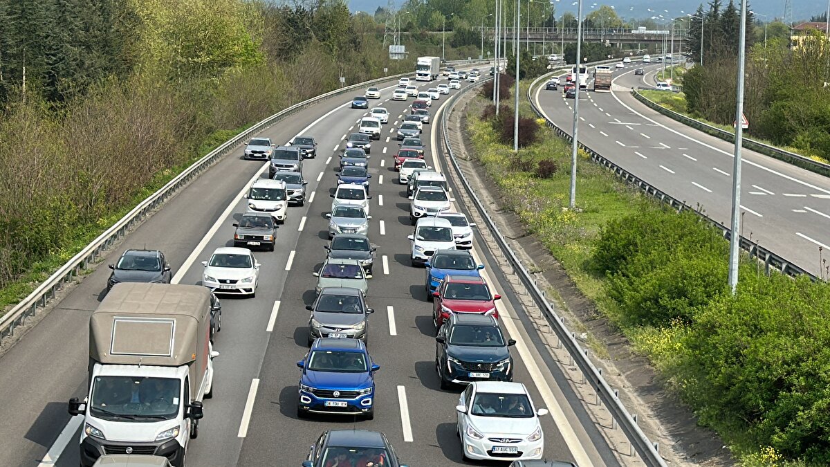 Yağışın da etkisini gösterdiği kentin her iki yakasında, D-100 kara yolu ve TEM Otoyolu'nun kimi noktaları ile ana arter ve caddelerde araçlar güçlükle ilerliyor.