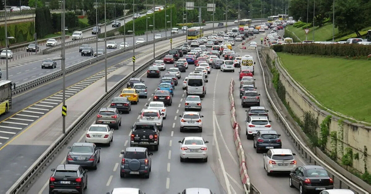 Anadolu Yakası'ndaki yoğunluk<br>Anadolu Yakası'nda ise D-100 kara yolunda Kadıköy ile Tuzla arasında trafik çift yönlü ağır seyrediyor.<br><br>Şile Otoyolu'nda Altunizade'den başlayan trafik, Ümraniye'ye kadar etkisini sürdürüyor.<br><br>TEM Otoyolu Ankara istikametinde Ataşehir'den şehrin çıkışına kadar bölgesel yoğunluk yaşanıyor.<br><br>Kuzey Marmara Otoyolu'nda ise İstanbul'dan Ankara yönüne Çekmeköy ve Sancaktepe mevkilerinde yoğunluk gözleniyor.<br><br>İBB'nin CepTrafik uygulaması verilerine göre, kent genelinde yüzde 85'e çıkan trafik yoğunluğu, Avrupa Yakası'nda yüzde 89, Anadolu Yakası'nda ise yüzde 76 olarak ölçüldü.