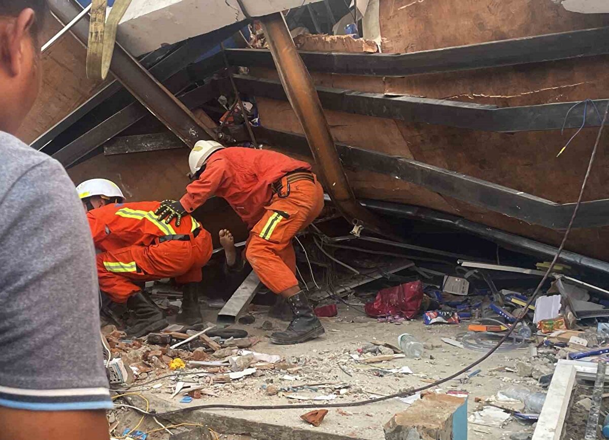 Deprem Tayland ve Çin gibi çevre ülkelerden de hissedilmiş, Tayland’da inşaat halindeki 30 katlı binanın çökmesi sonucu 3 kişi hayatını kaybetmişti.