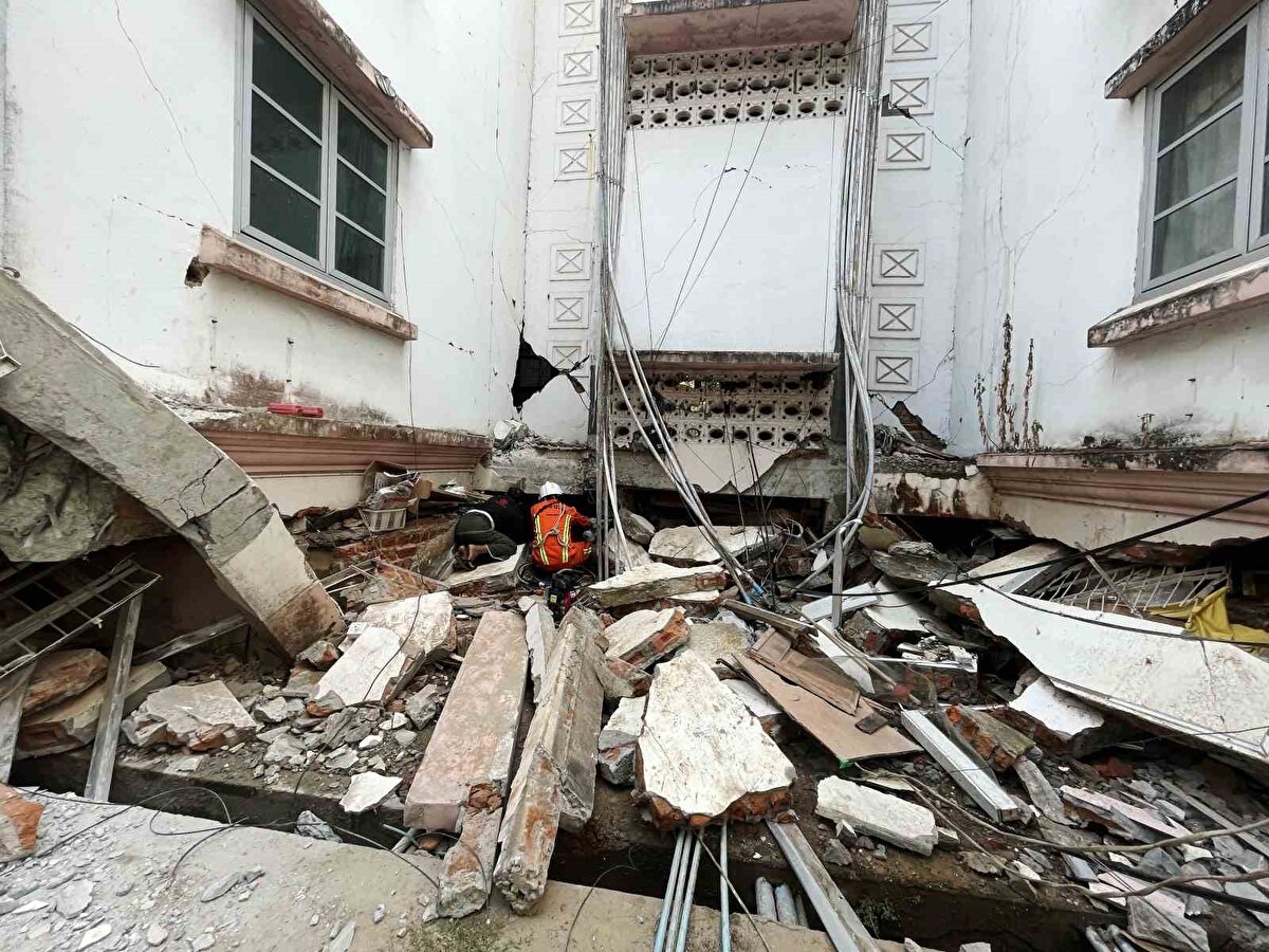 6 bölgede OHAL ilan edilmişti<br><br>Ülkeyi 2021’deki darbeden bu yana yöneten askeri cunta Mandalay, Sagaing, Bago, Magway bölgeleri ile Shan eyaleti ve başkent Naypyidaw’da acil durum ilan etmiş, uluslararası insani yardım talebinde bulunmuştu.