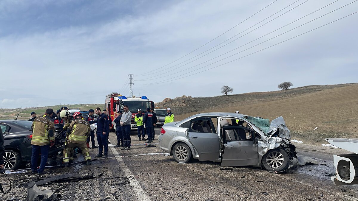 Ankara’nın Haymana ilçesi Konya yolu Çalış mevkiinde meydana gelen feci kazada iki otomobil çarpıştı. Hatalı sollama sonucu yaşandığı belirtilen kazada, 31 GE 368 plakalı Fiat Egea ile 06 EPP 091 plakalı Fiat Linea kafa kafaya çarpıştı.