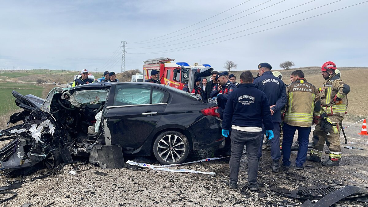 Kimlikleri belli oldu<br><br>Hayatını kaybedenlerin kimlikleri de tespit edildi. 31 GE 368 plakalı otomobilin sürücüsü Piyade Astsubay Muhammet Emin Özdemir ile yanında bulunan 9 aylık Duru Özdemir ve Ayşe Özdemir olay yerinde yaşamını yitirdi. 06 EPP 091 plakalı aracın sürücüsü Abdullah Özgen’in yanı sıra Görkem Yıldırım (6) ve Arif Yıldırım da kazada hayatını kaybedenler arasında yer aldı.