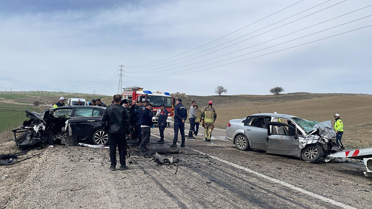 Hız göstergesi 110'da takılı kaldı<br><br>Kazanın ardından yapılan incelemelerde, Astsubay Muhammet Emin Özdemir’in kullandığı otomobilin hız göstergesinin 110 kilometrede takılı kaldığı tespit edildi. Hayatını kaybedenlerin cenazeleri, savcılık incelemesinin ardından hastane morguna kaldırıldı.<br><br>Kazada yaralanan Yusuf Özdemir, Neriman Yıldırım ve kazada hayatını kaybeden dedesiyle aynı ismi taşıyan Arif Yıldırım’ın tedavileri sürüyor.<br><br>Kazanın hatalı sollama nedeniyle meydana geldiği belirtilirken, olayla ilgili soruşturma devam ediyor.